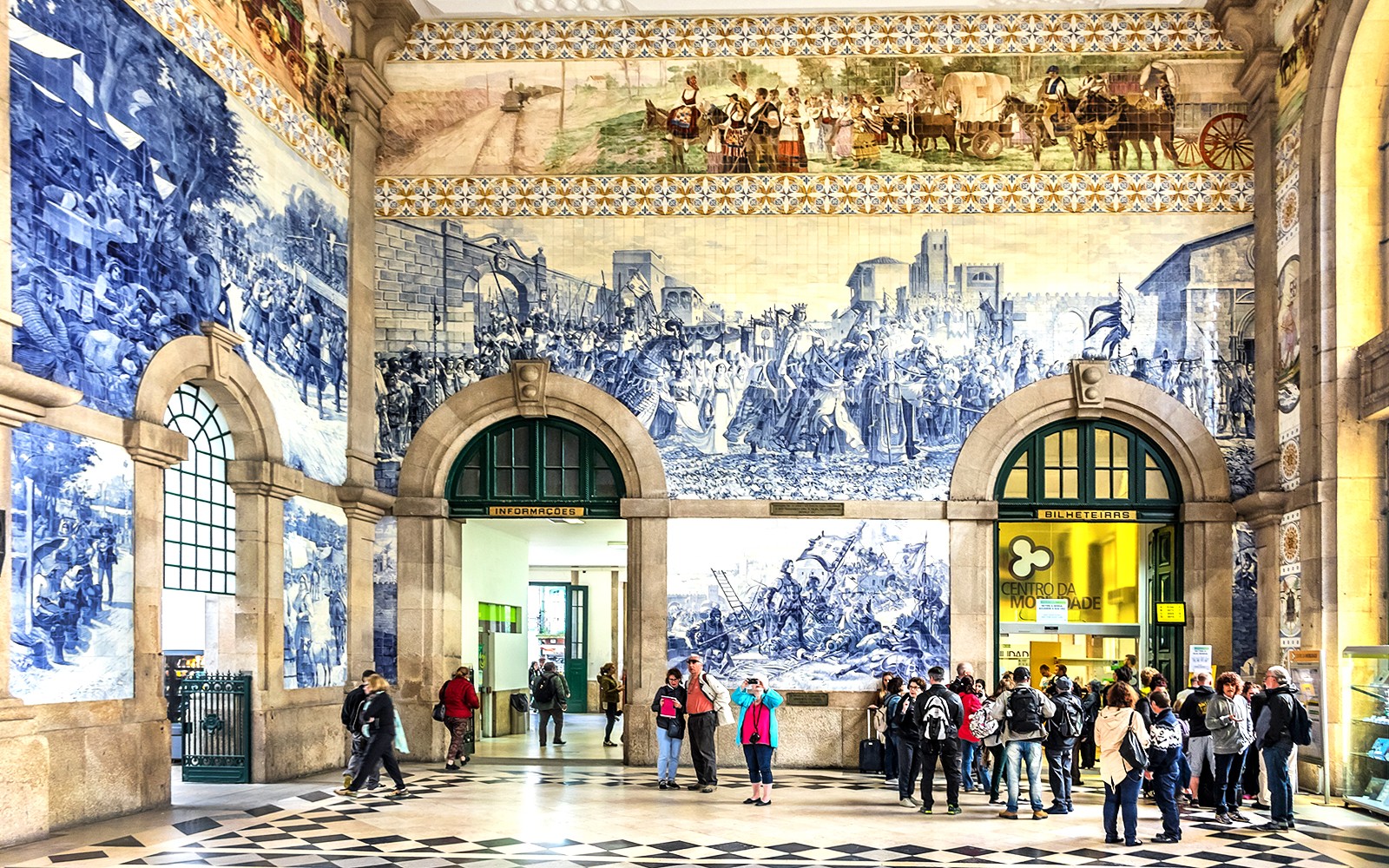 波尔图市全日游:圣本托车站内饰,铺有传统瓷砖装饰。