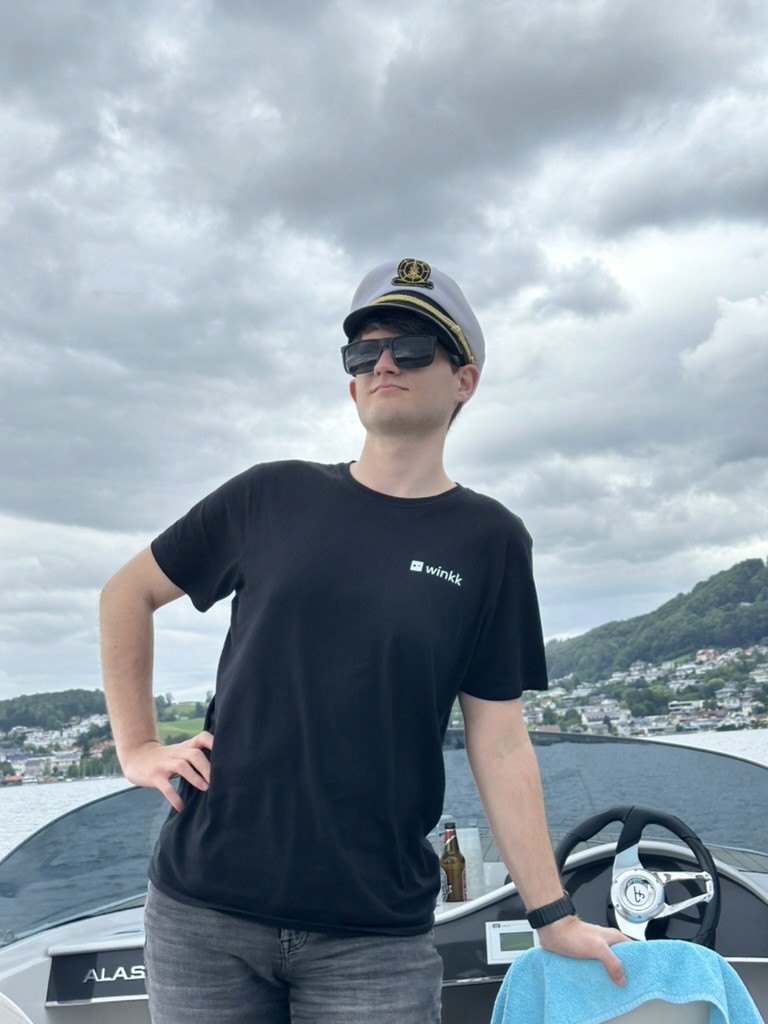 Person posiert im winkk Shirt
