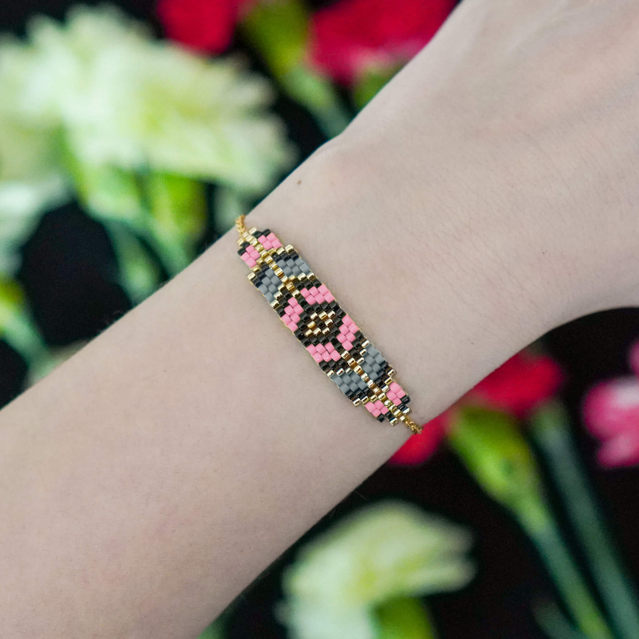 Ręcznie robiona bransoletka GEOMETRIC Prism Rose z koralików Miyuki w kolorze pudrowego różu i szarości na srebrnym łańcuszku ze stali szlachetnej