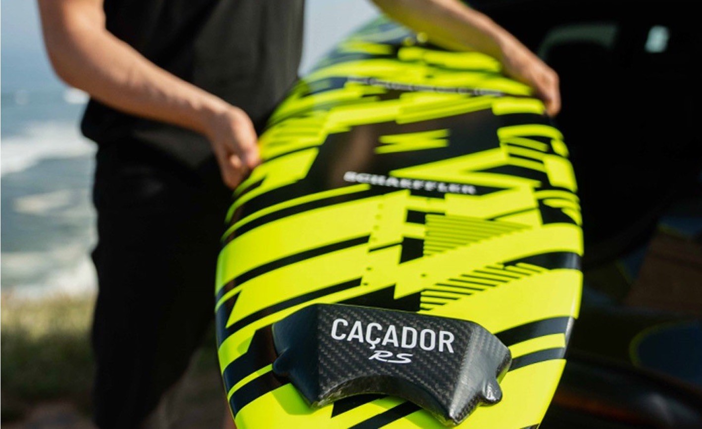 Steudtner in Nazaré with Surfboard  The fastest Surfboard “Caçador RS”