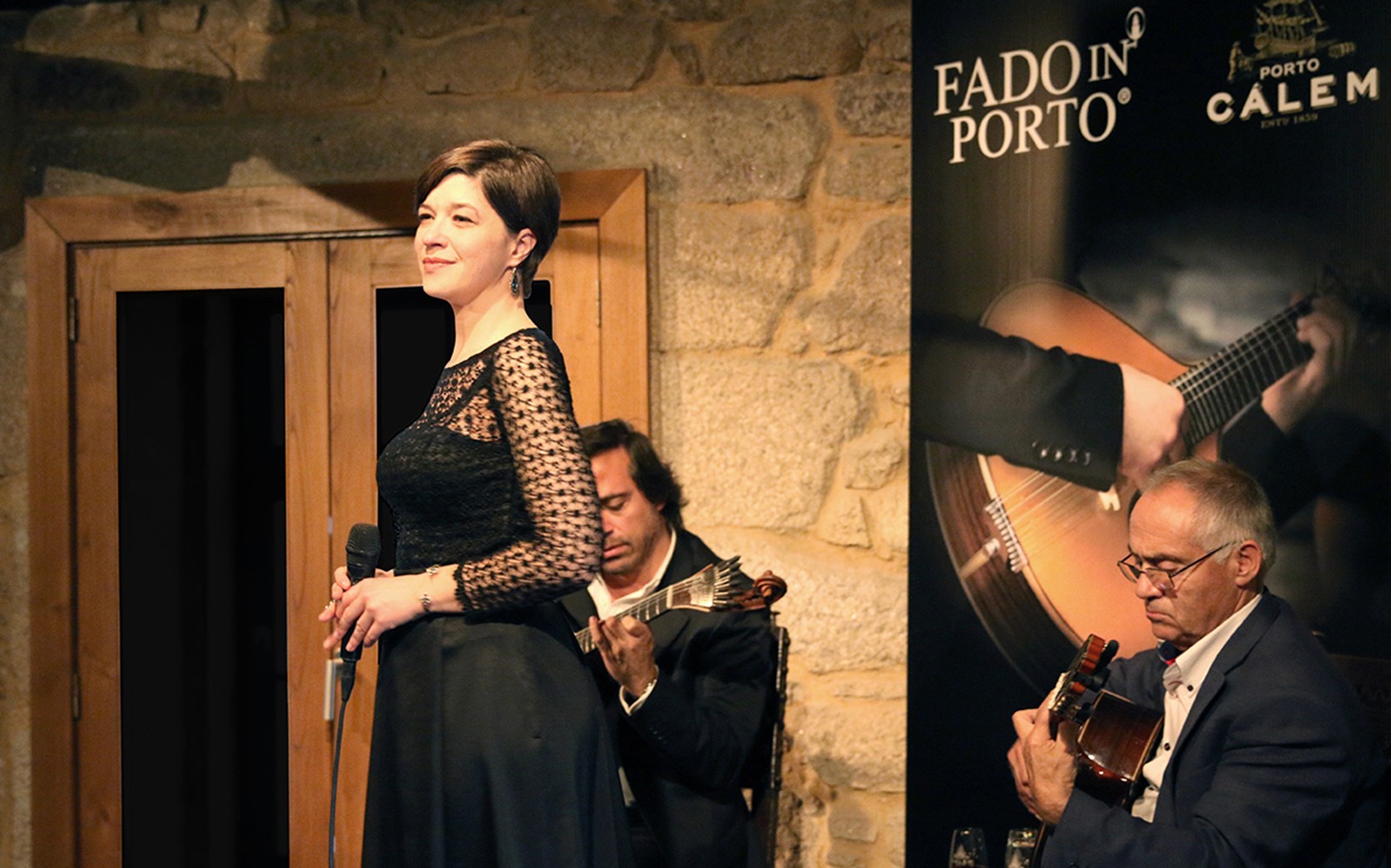 Fado koncert a portói borospince térségében, ahol zenészek lépnek fel.