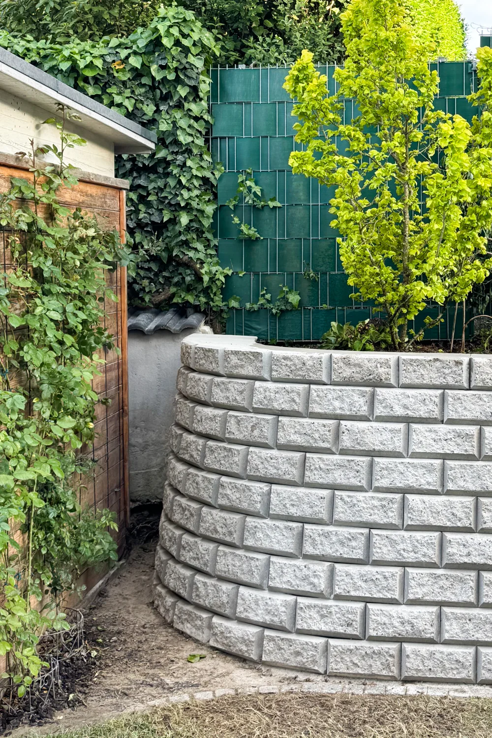 Detail einer Gartenstützmauer