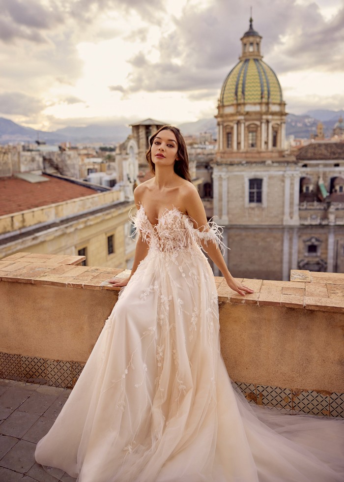 Romantisches Brautkleid-Shooting in italienischer Traumkulisse - Braut in eleganter Pose vor mediterraner Architektur