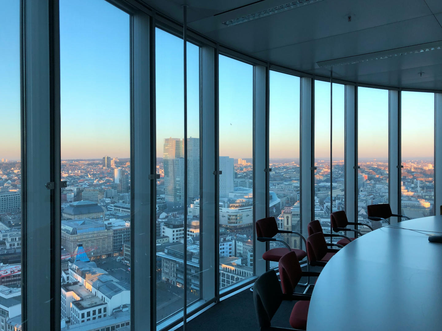 Modernes Hochhausbüro mit Aussicht auf eine Stadt. mit Aus