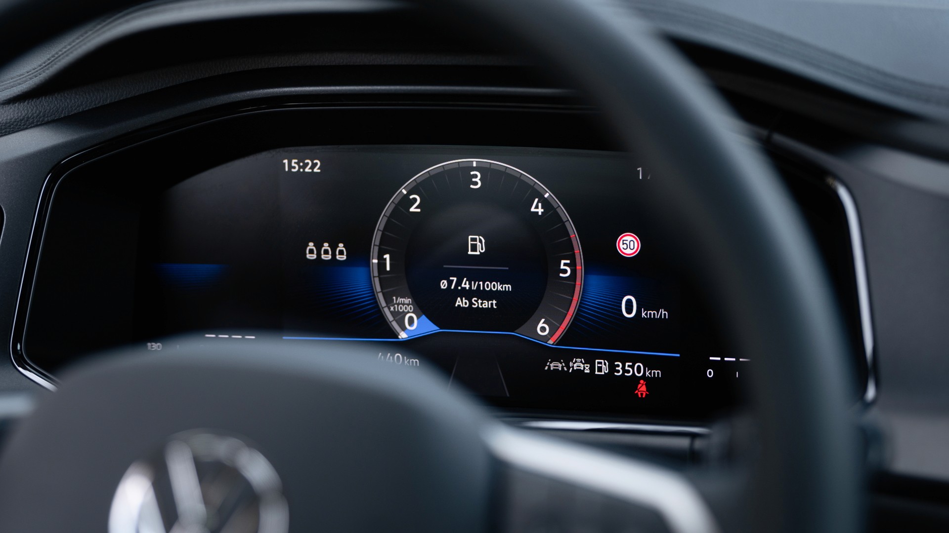 Cockpit des VW T-Roc – digitale Anzeigen und komfortable Fahrposition für Fahrschüler.