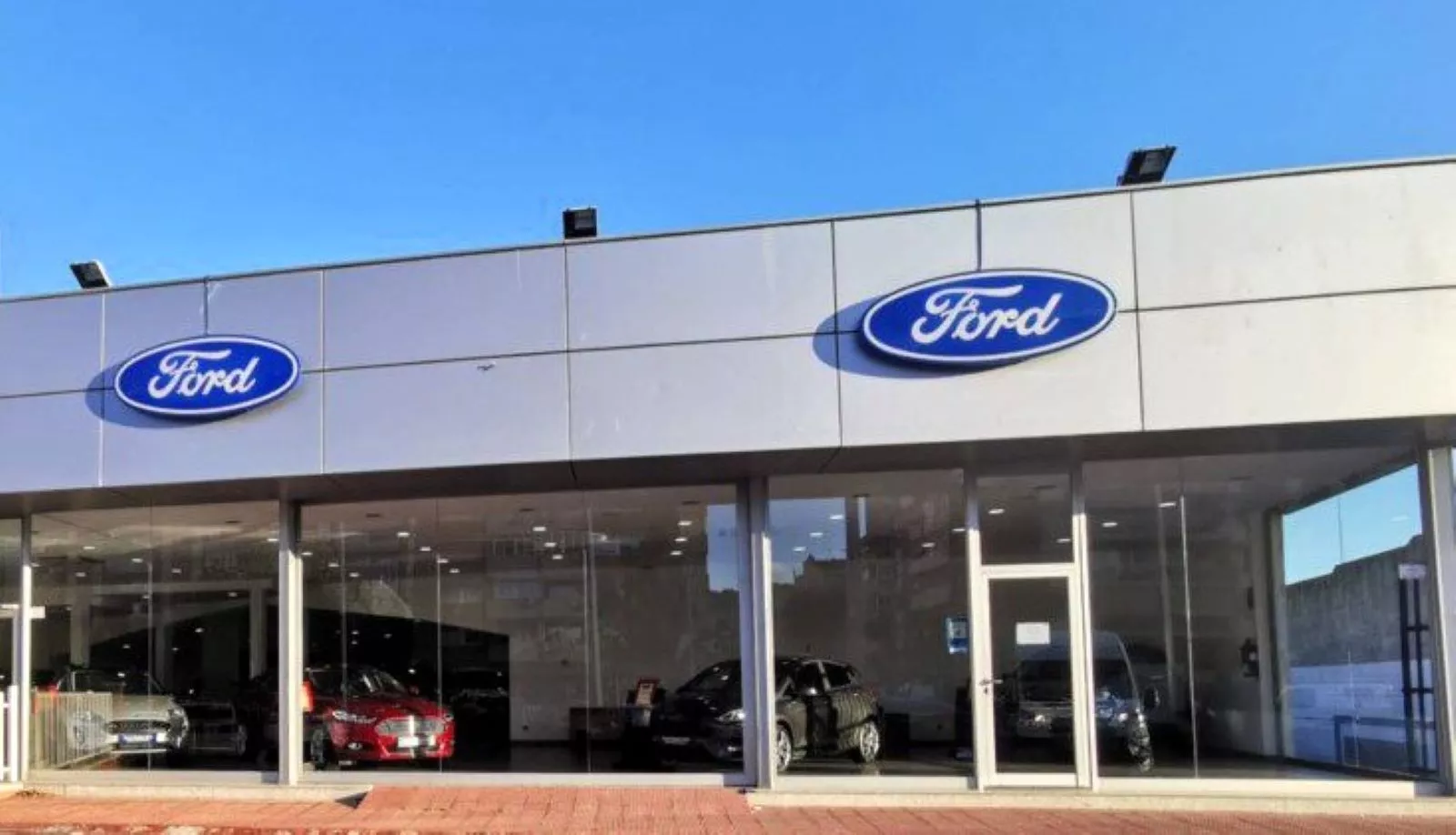 Esterno di una concessionaria Ford con diverse auto esposte