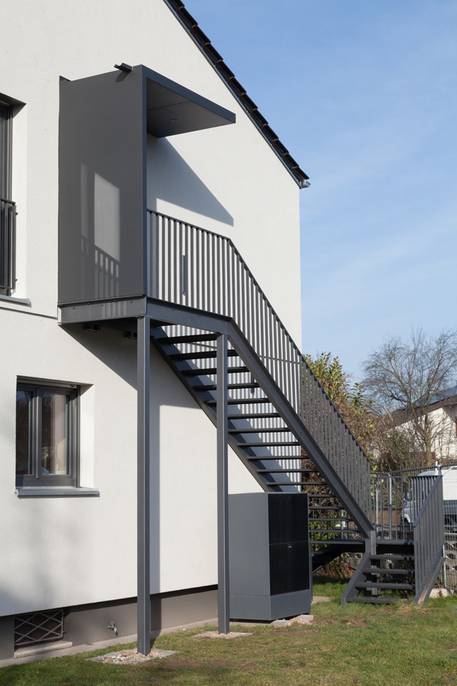 Metalltreppe an der Hauswand.