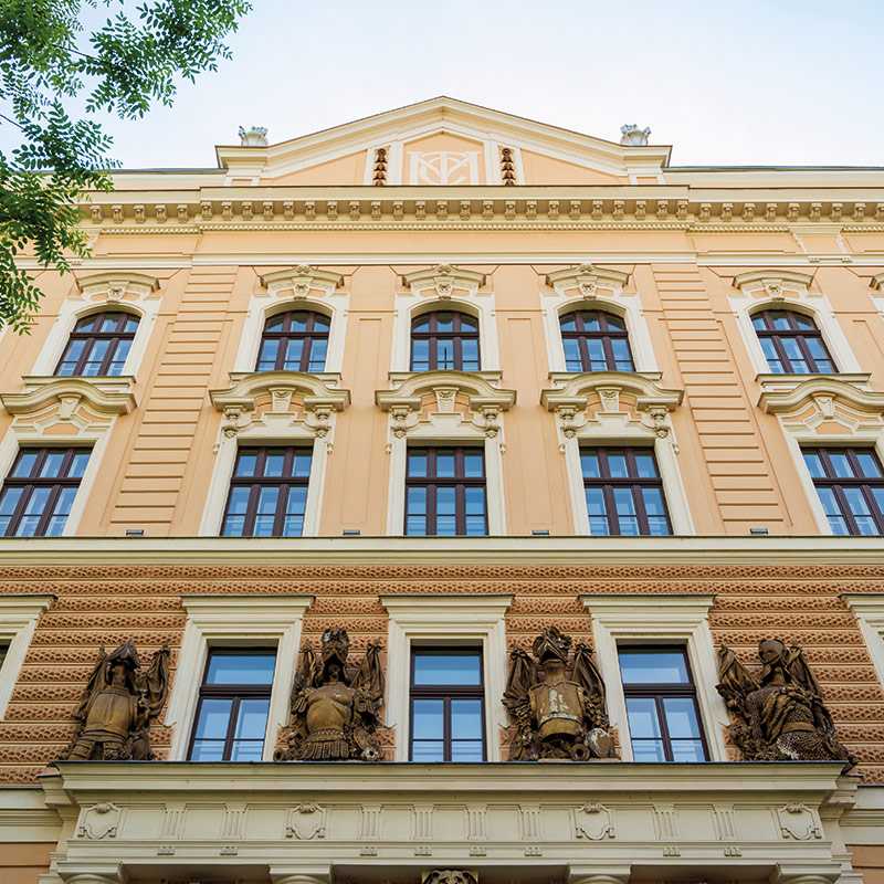Landhotel mit sauberer Fassade und Terrasse