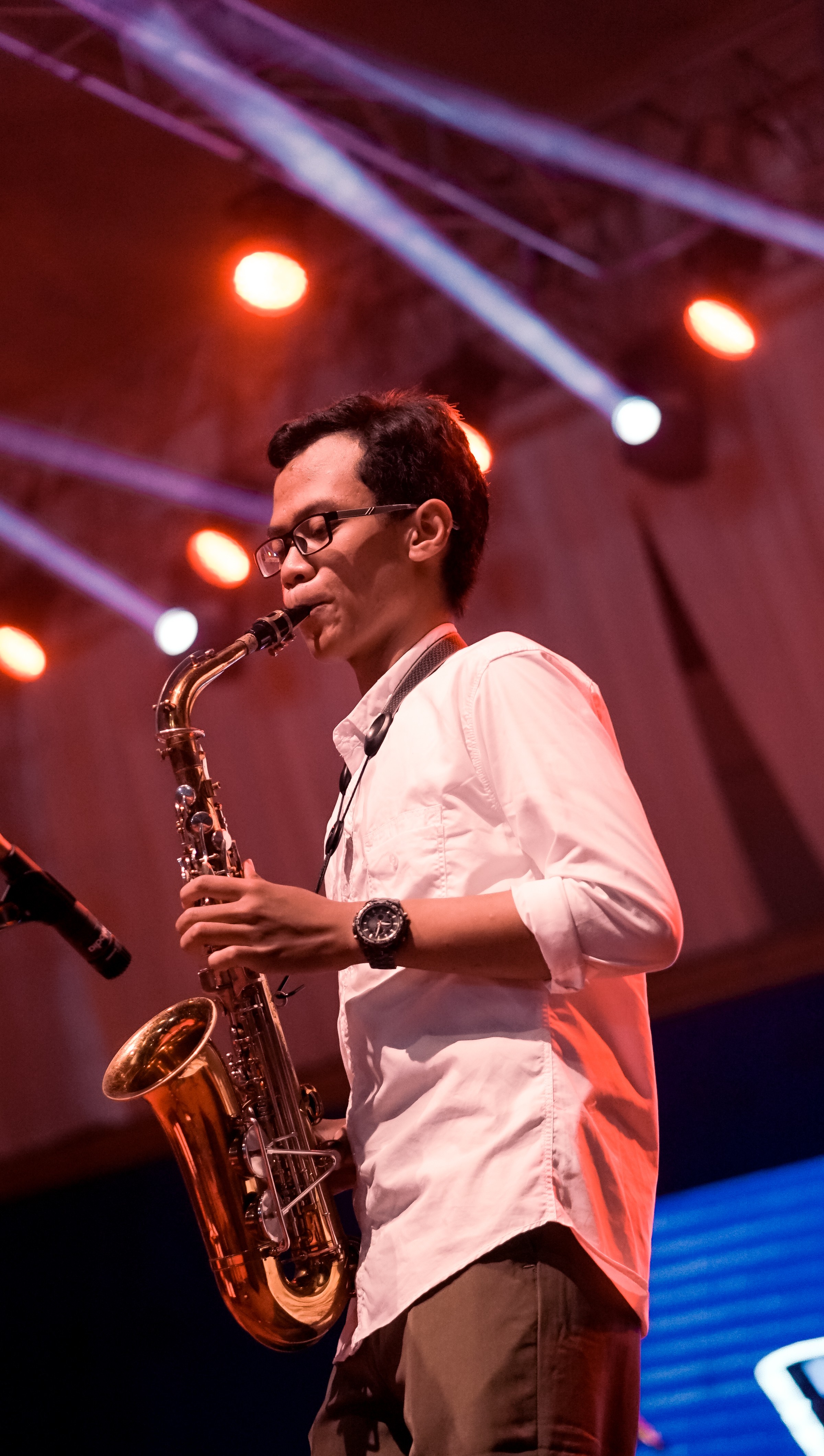Dihan as Saxophonist of ITS Jazz, perfom at Avantgarde Surabaya