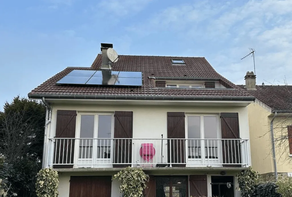 Photo d'une maison à Savigny équipée de panneaux photovoltaïques dont l'installation a été faite par Solarock.