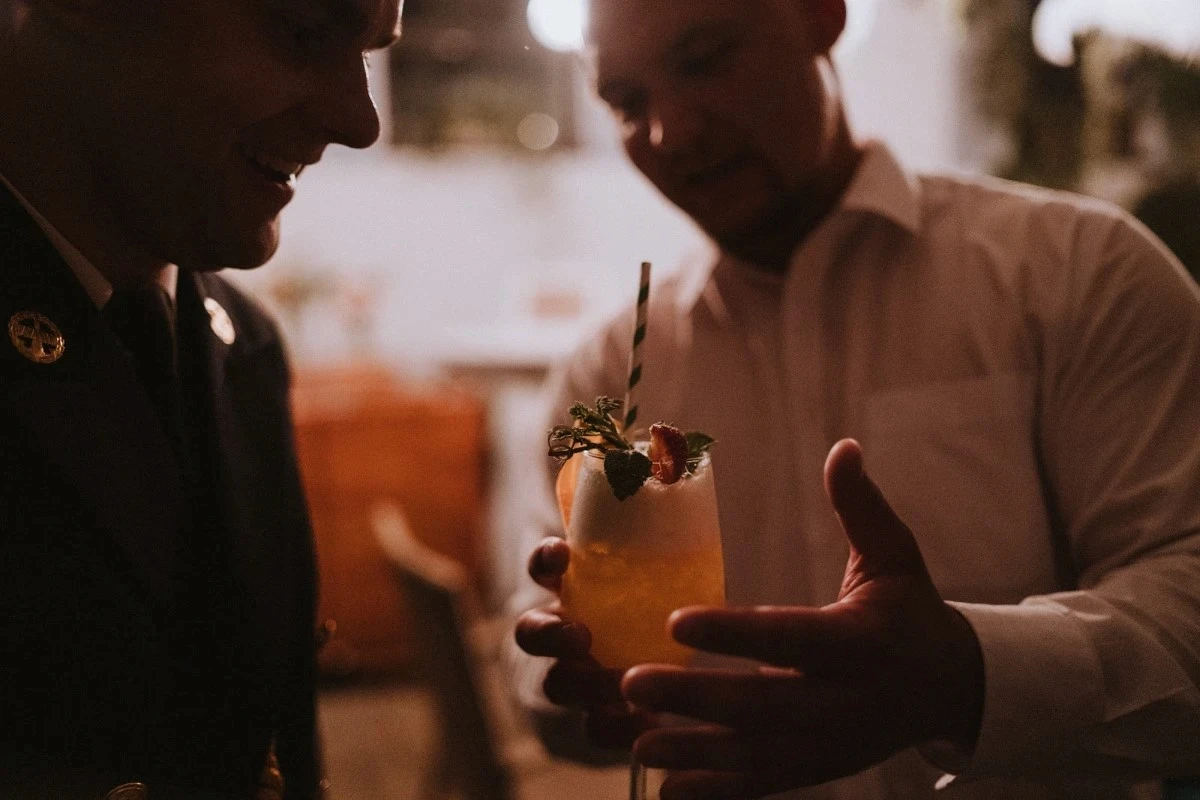 Drink bar na weselu z barmanem zachwycającym gości podczas pokazu.