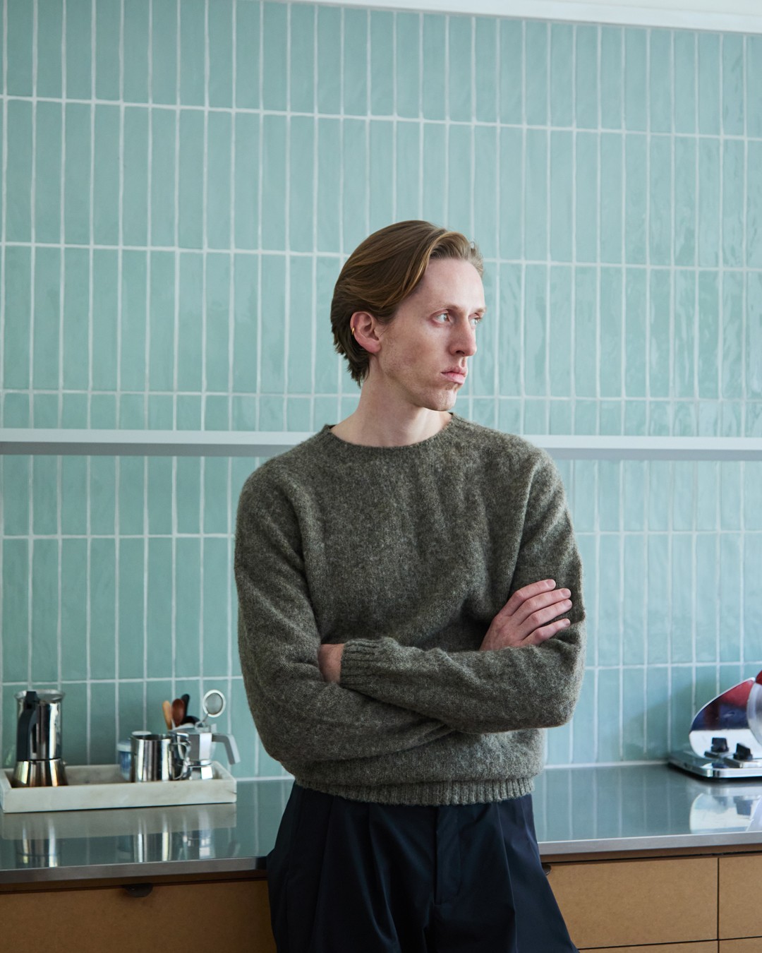 Hommeportant un pull col rond gris mouchetté dans le lookbook de Norse Projects