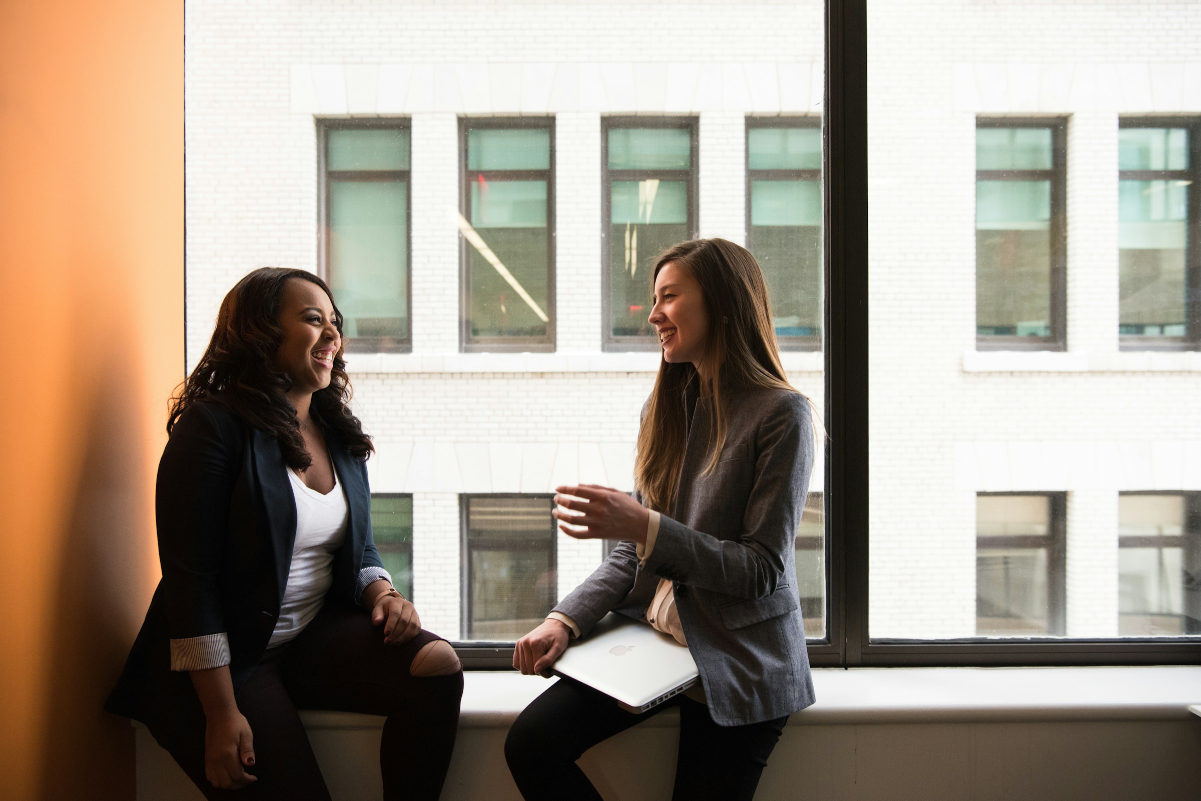 women talking about Cryptocurrency Courses