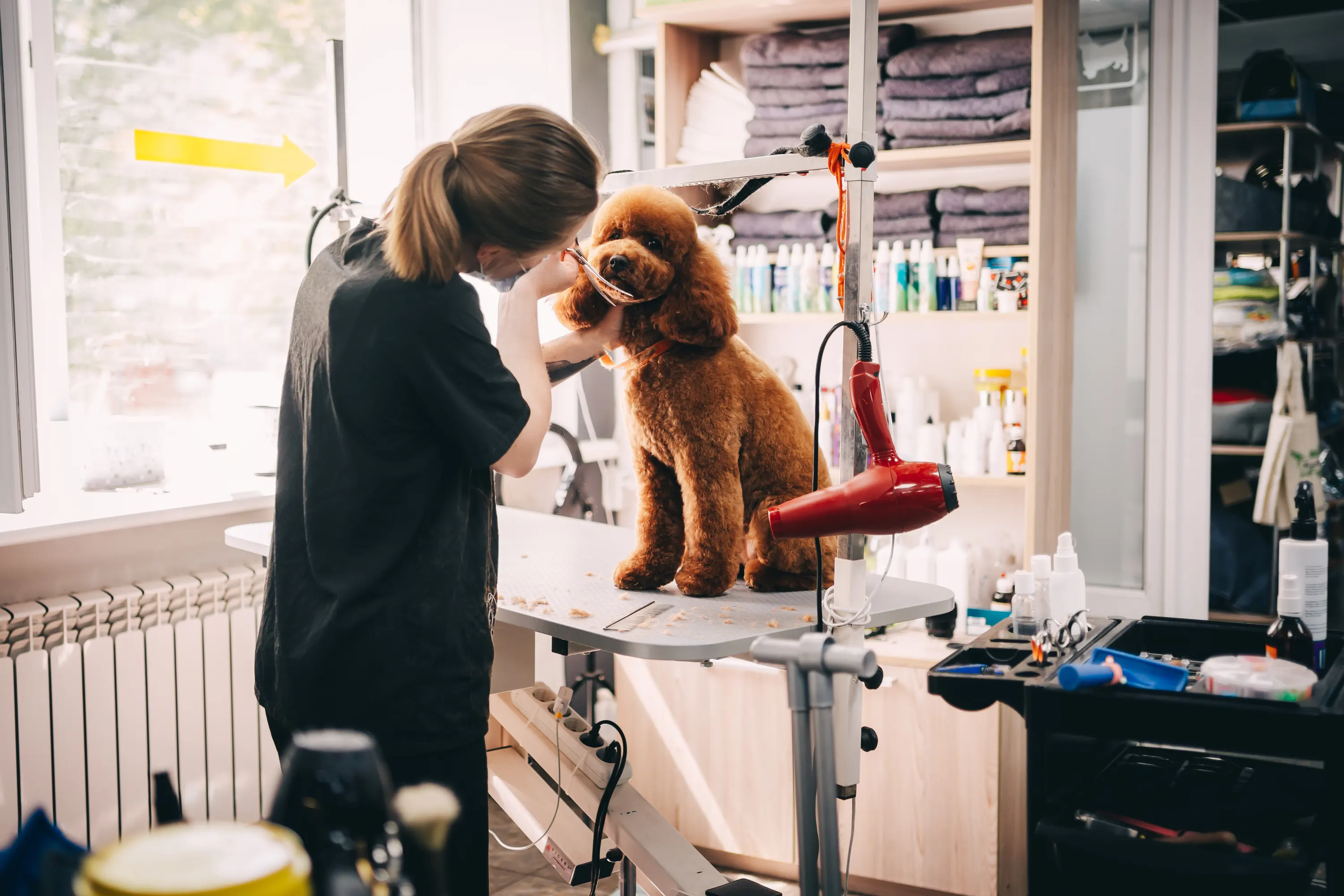 cabeleireiro estilizando cabelo de cliente no salão