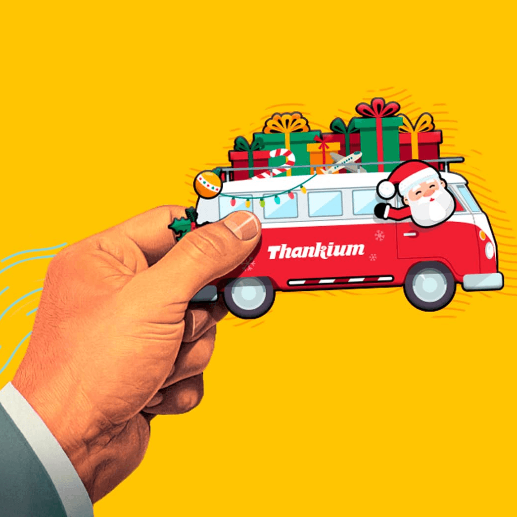 Furgoneta navideña roja con regalos y Papá Noel en fondo amarillo.