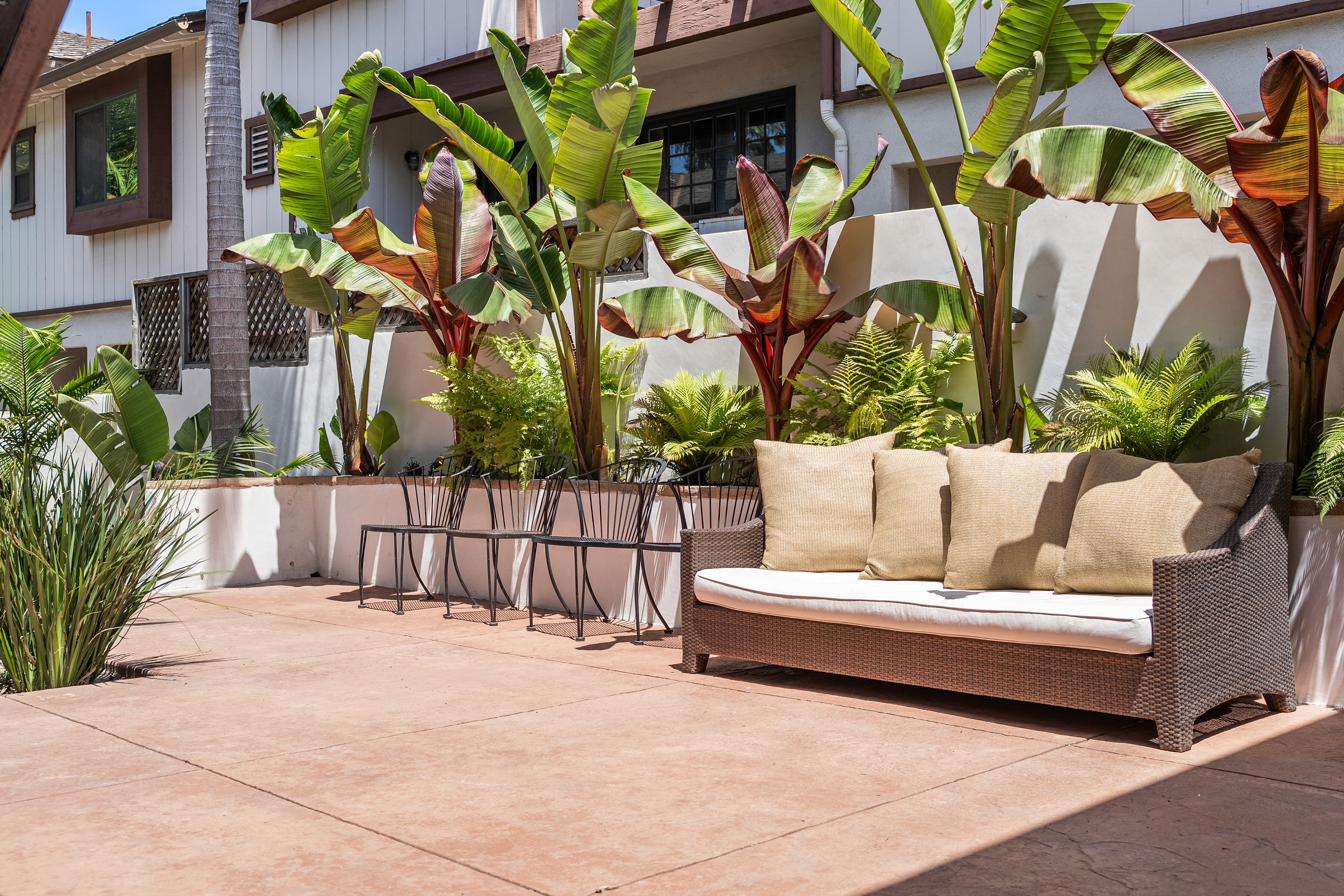 minimalist-living-room-inside-a-mediterranean-villa