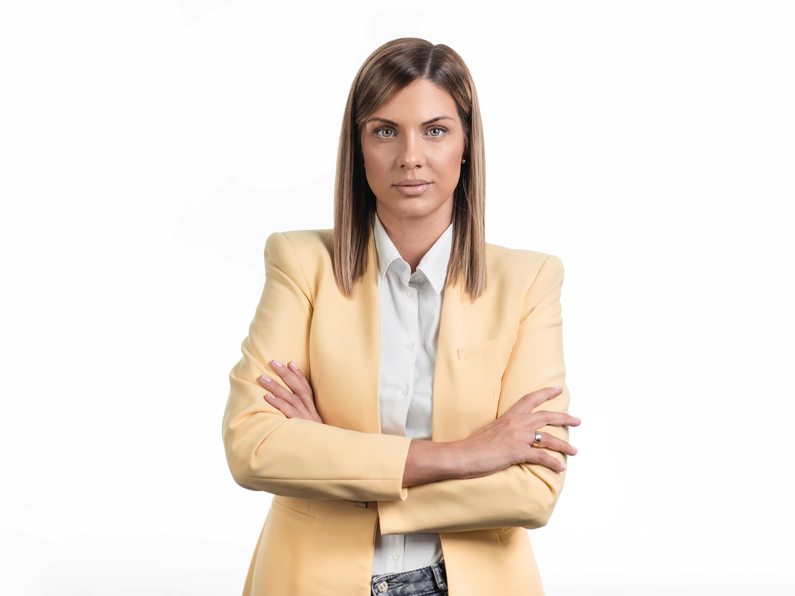 Poslovni portret žene u žutom sakou i beloj košulji