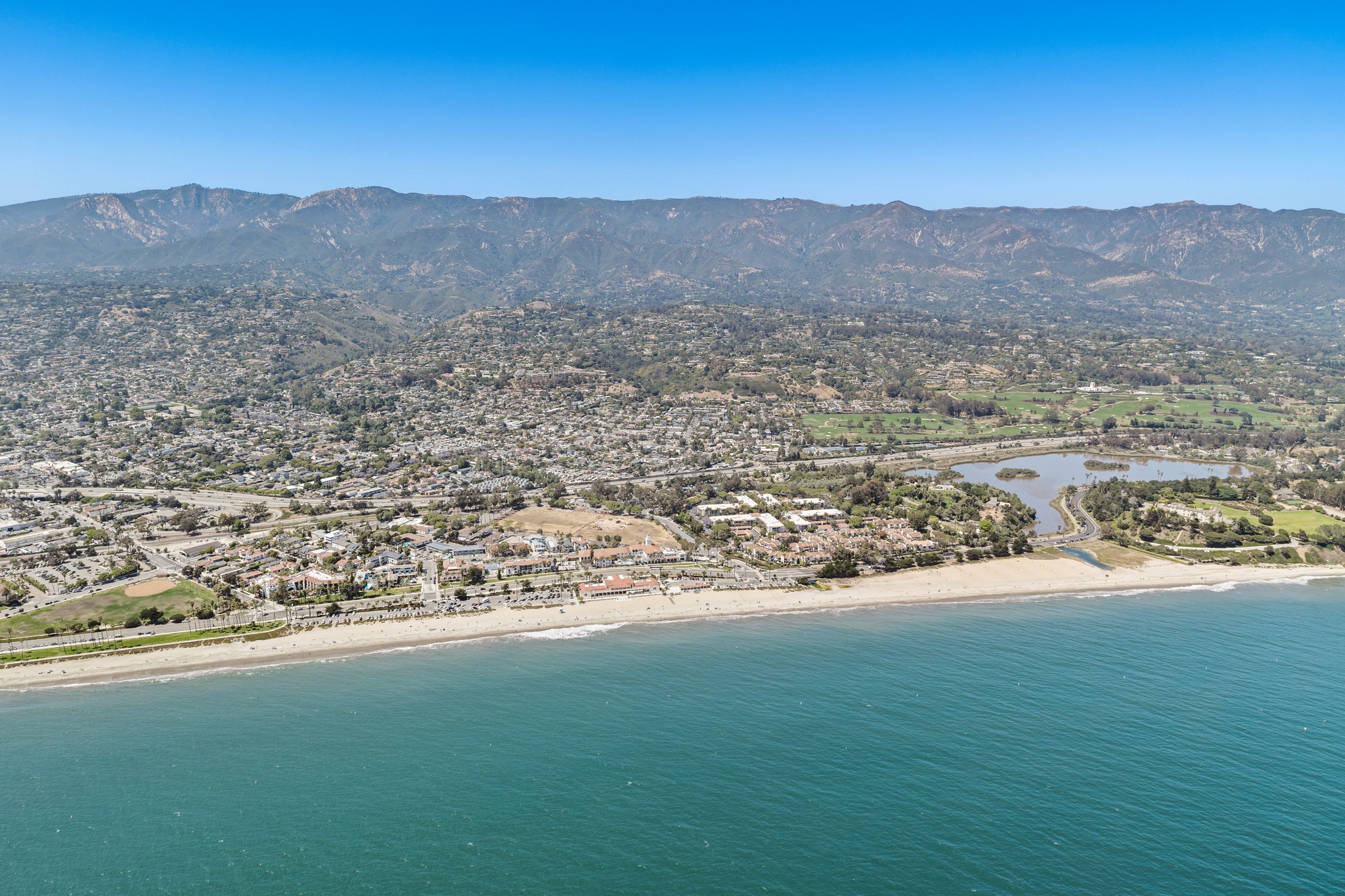 hallway-inside-a-mediterranean-modern-hotel--arche