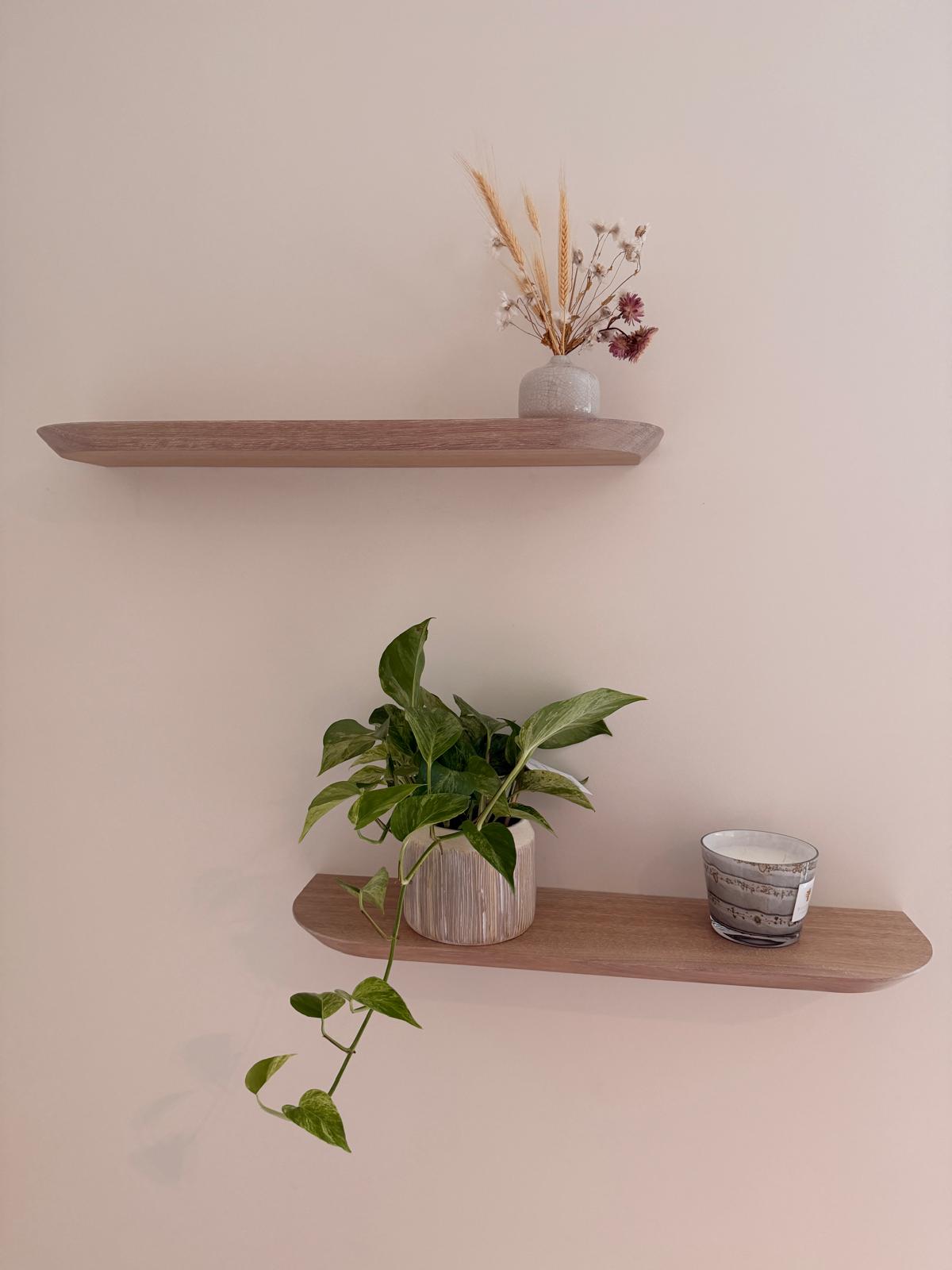 Eikenhouten wandplanken op maat met afgeronde hoeken en een blinde montage op de muur