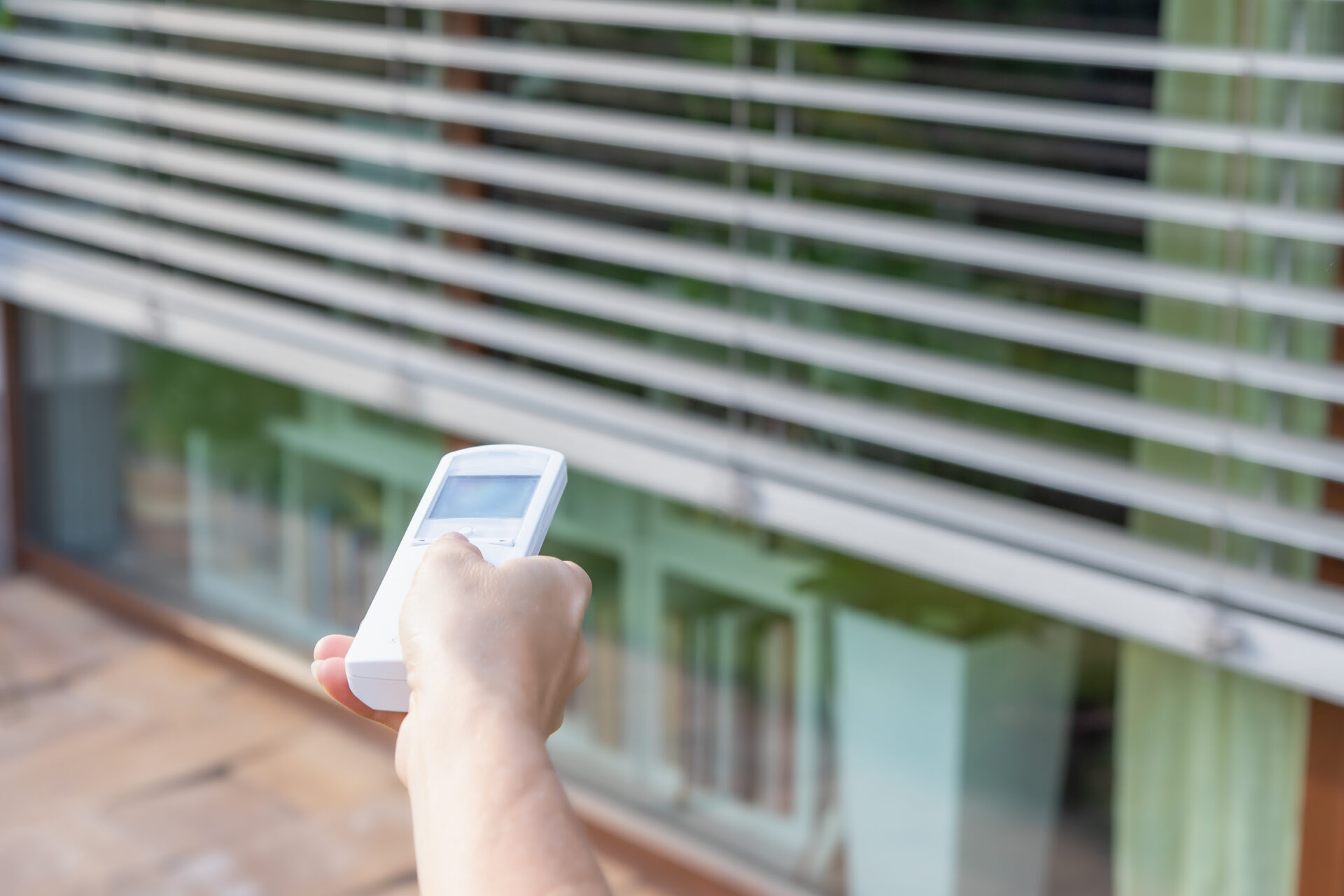 Control window blinds with the remote control. Automated blinds. Wholesale Blind Factory