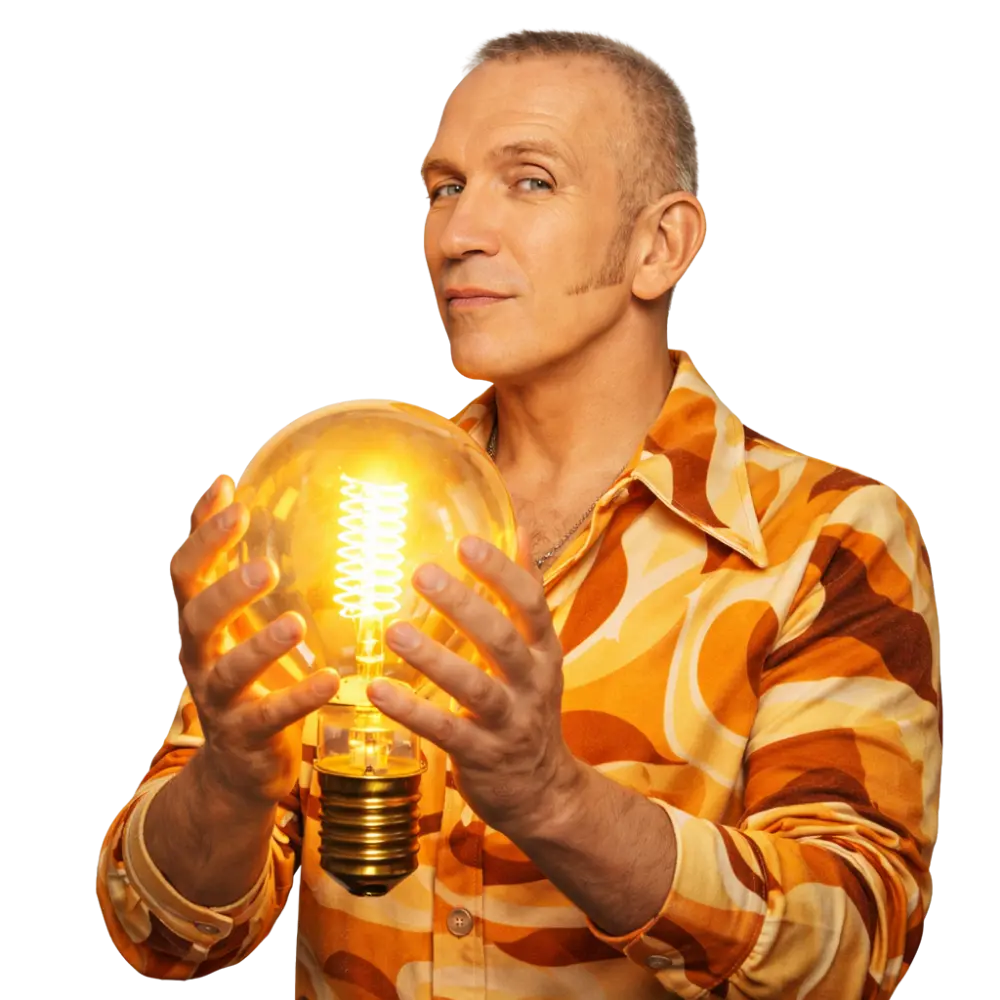 Jean-Paul tient une grosse ampoule allumée - La Jeance Team Building