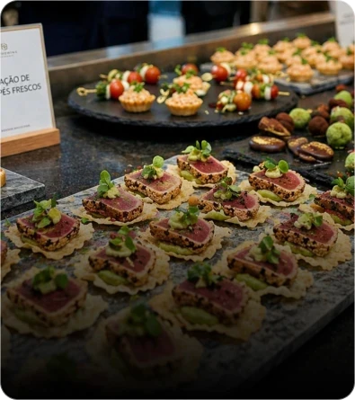 Catering premium para feiras e congressos com finger foods refinados, operação gastronômica para eventos de grande porte e múltiplos dias.