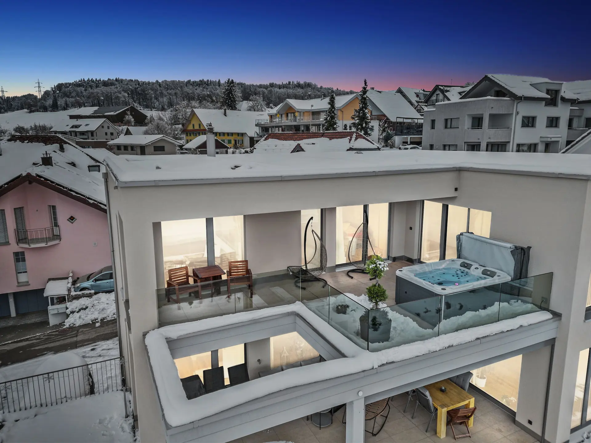 Drohnenaufnahme einer exklusiven Attikawohnung mit Whirlpool auf der Dachterrasse in Schlierbach