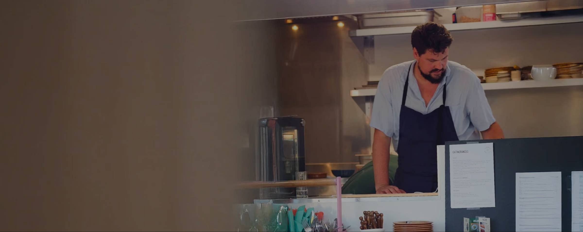 Food truck traiteur artisanal avec équipe en cuisine préparant des plats faits maison.