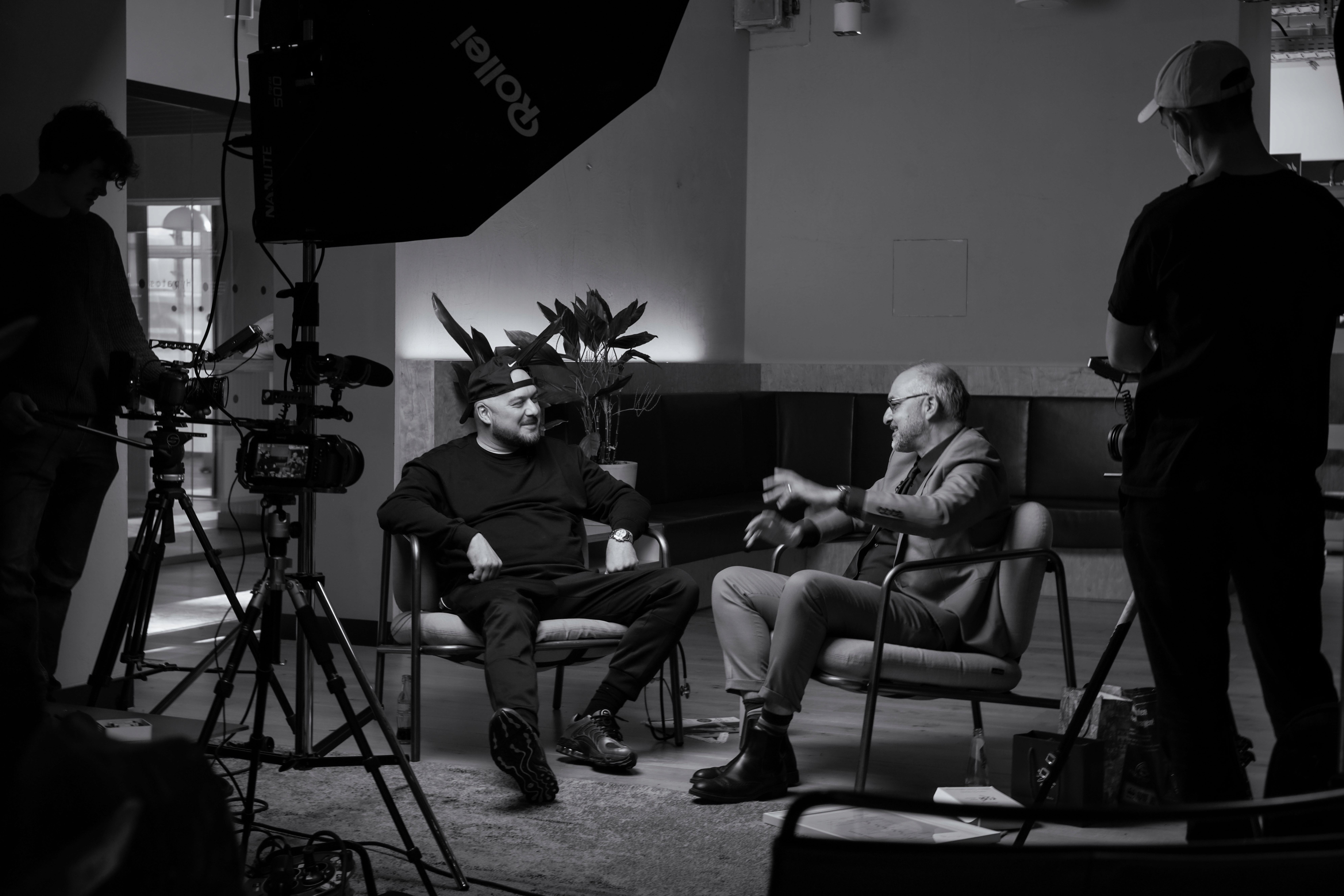Interview-Dreh mit Licht- und Kamerateam am Set