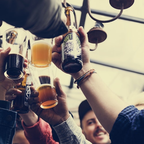 Skål med flasker af drikkevarer og øl i hænderne