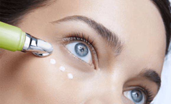 Aplicacion contorno de ojos