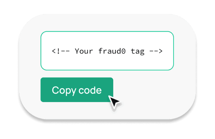 Ein UI-Element zeigt ein Codefeld mit der Beschriftung „Dein fraud0-Tag“ und einem grünen „Code kopieren“-Button, das den technischen Einrichtungsprozess veranschaulicht.