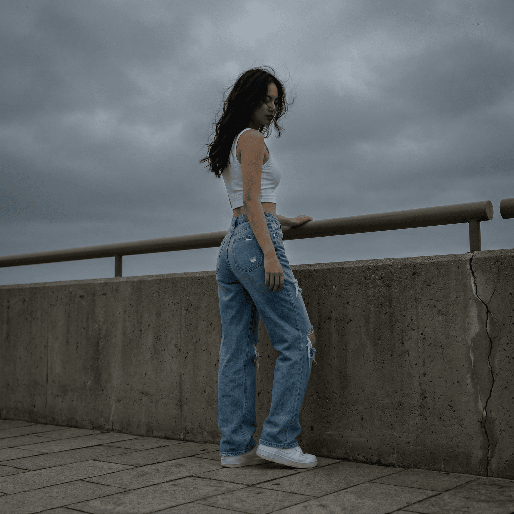 Weibliches KI-Model lässig vor großem Metalltresor, trägt weiße Bluse, dunkle Hose, Sonnenbrille und Accessoires, cooler Nachtclub-Look.