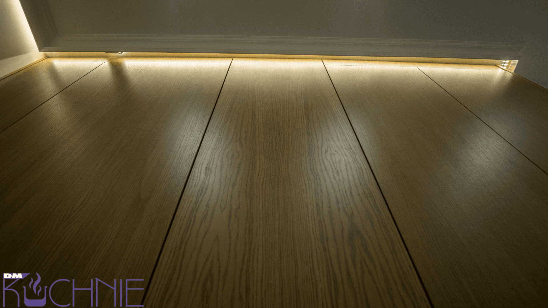 Szafa na wymiar Warszawa – nowoczesna zabudowa z oświetleniem LED przy podłodze