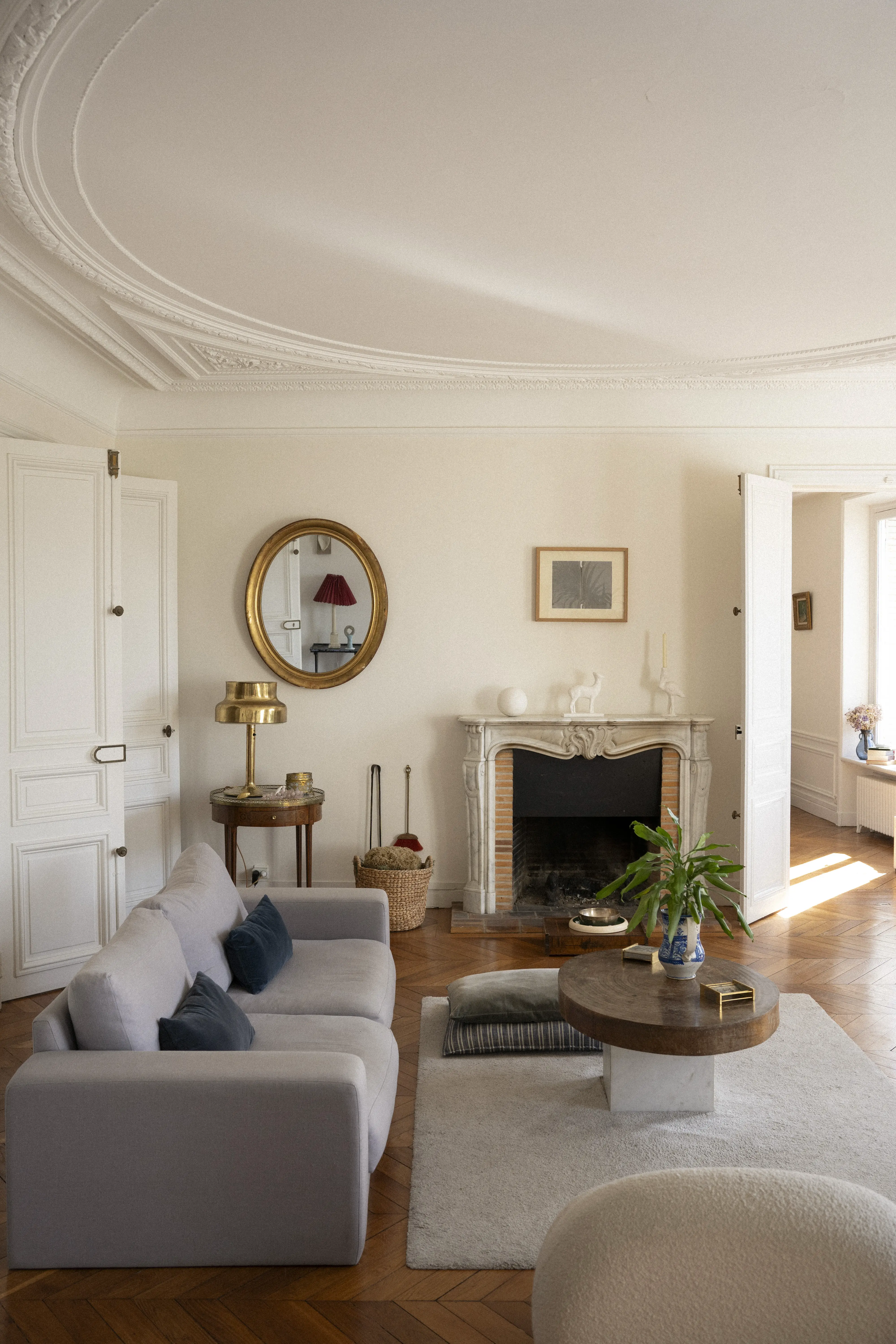 Salón Nicolas Lefebvre con chimenea y sofa