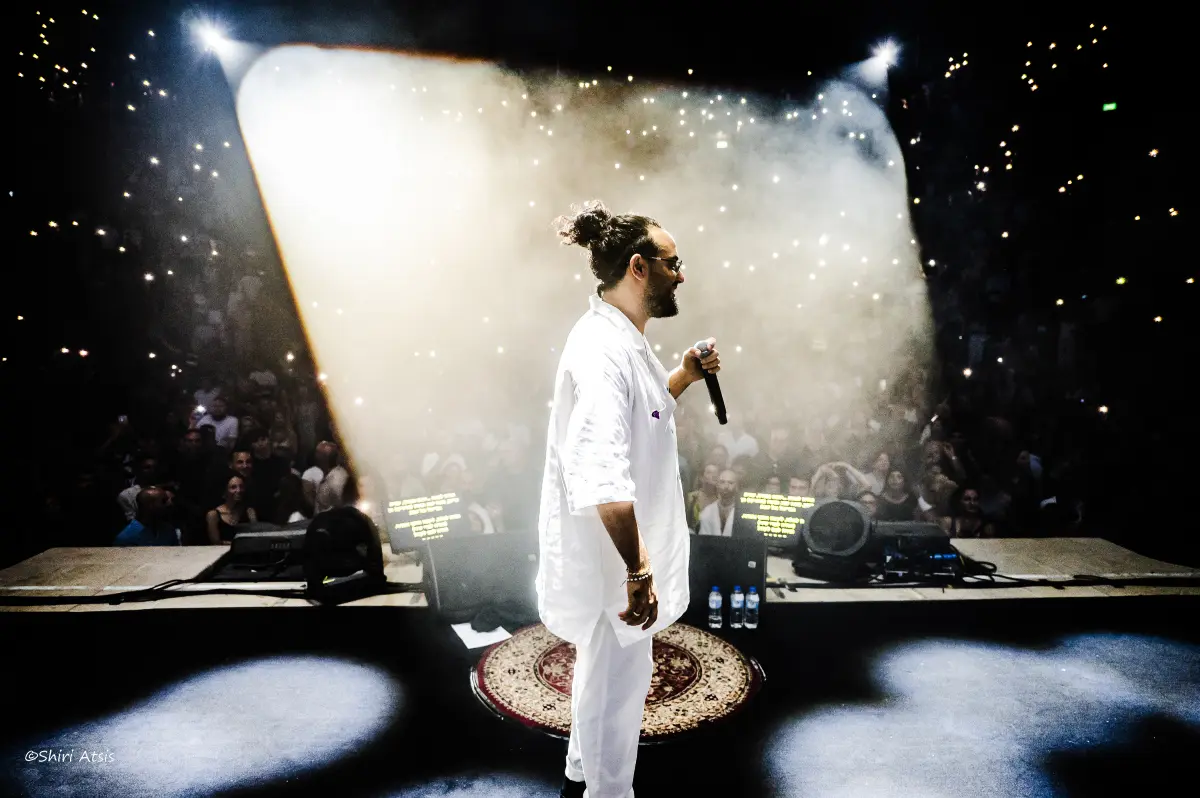 בניה בראבי תחת תאורת במה עוצמתית, תיעוד הופעה מאת הצלמת שירי עציץ - Shiriz.