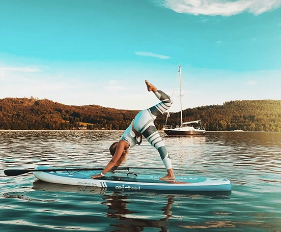 Femme yoga sur paddle