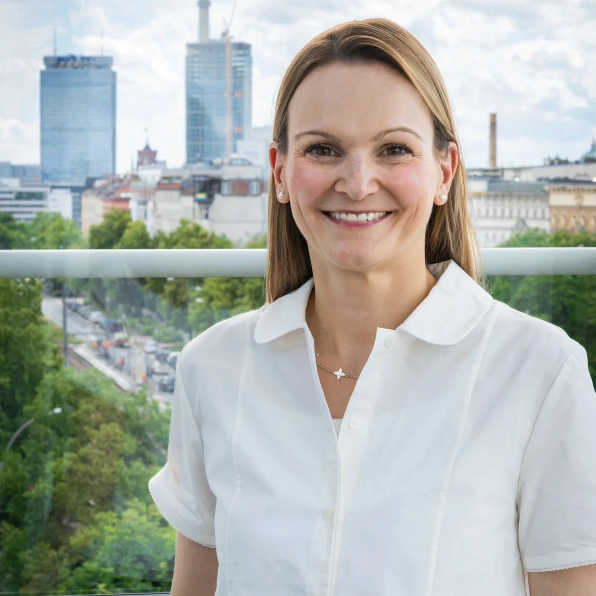 Porträt von Jennifer Jekov, Steuerberaterin und Ansprechpartnerin für Bewerbungen bei GJP, vor der Berliner Skyline