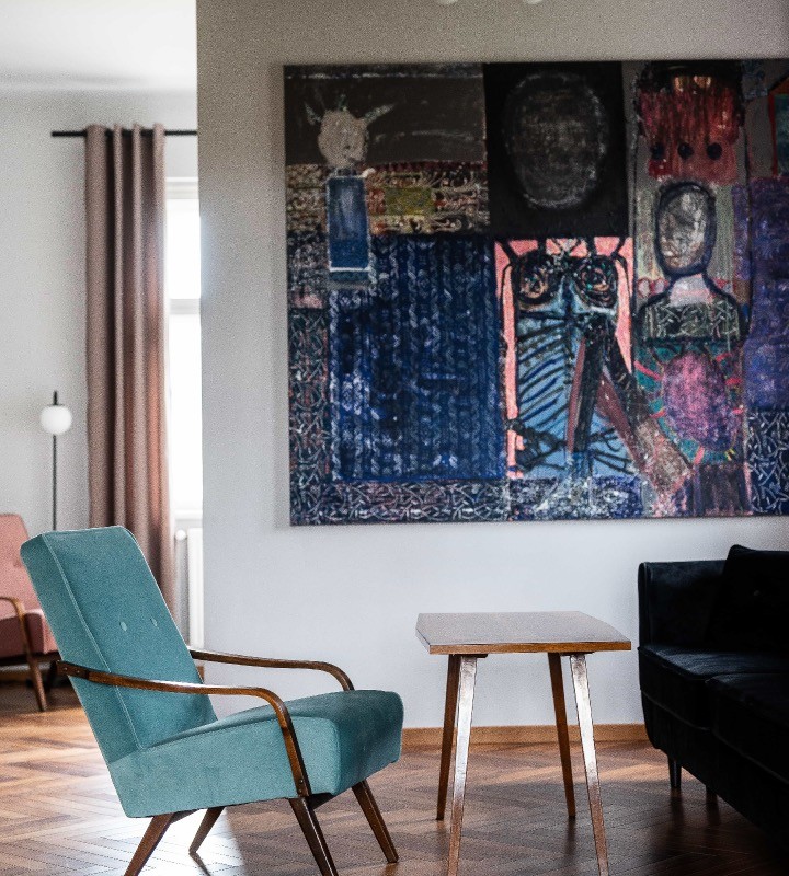 Designerski obraz oraz niebieskie krzesło w apartamencie Villa Stara Apteka. Hotel dla grup w Srebrnej Górze