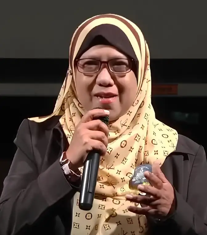 Wajah Puan Azian, survivor kanser payudara yang sedang berkongsi kisah kesembuhan beliau selepas mengamalkan air Kangen Water.