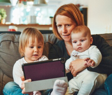 mãe lendo para os filhos em tablet