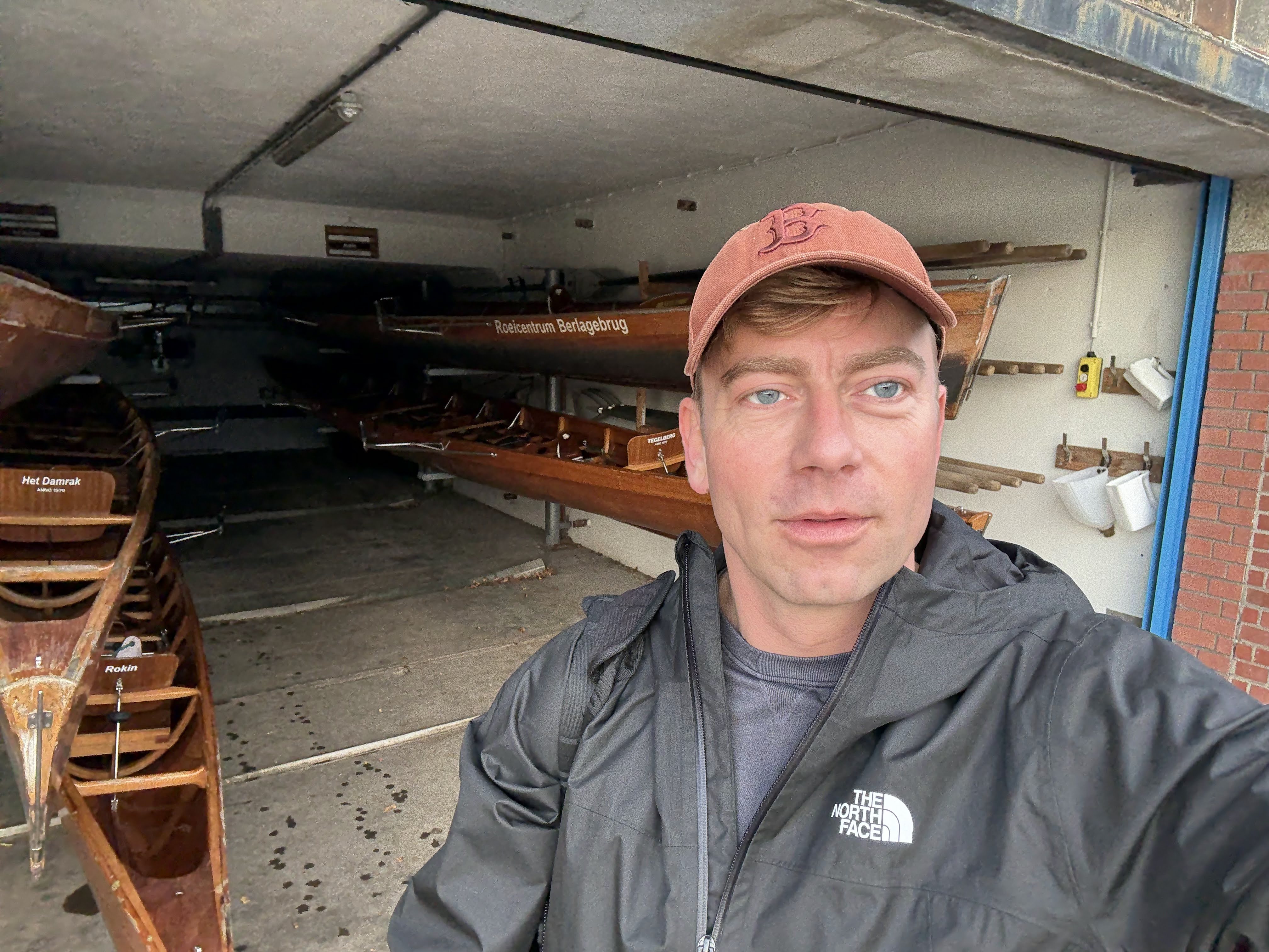 Rob Lagendijk bij het roeicentrum aan de Berlagebrug in Amsterdam
