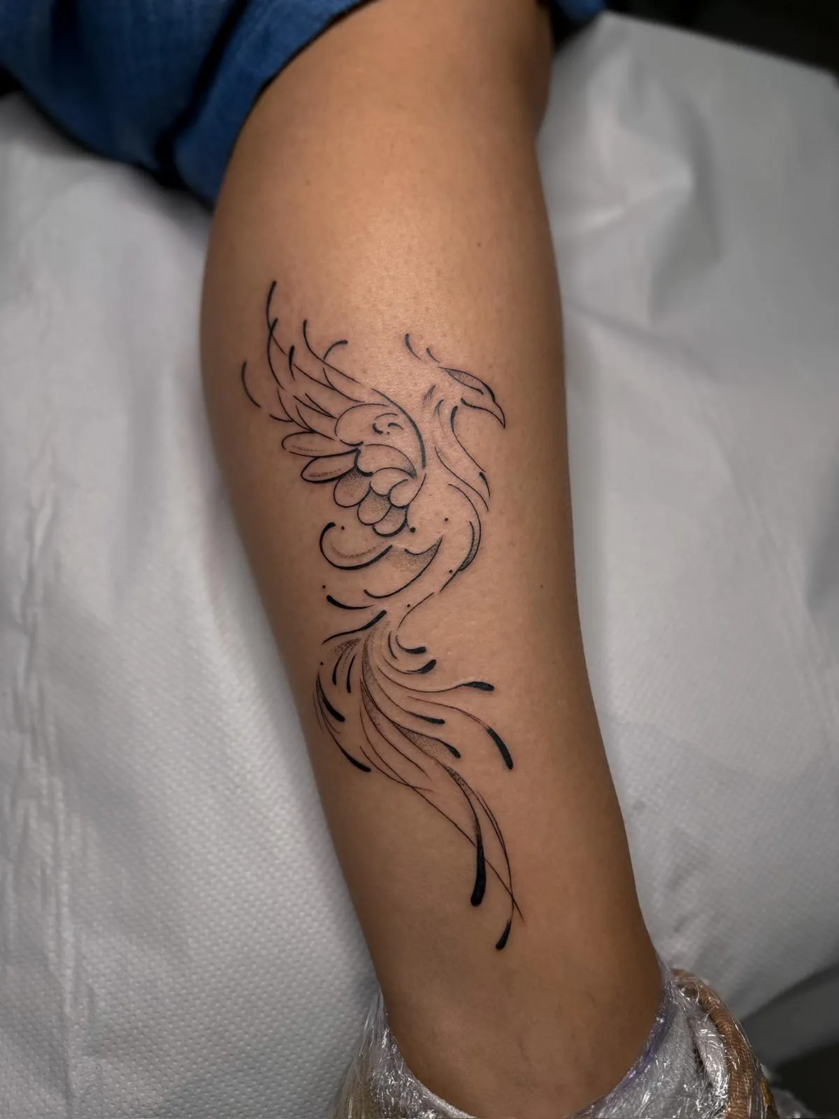 tatuaje fine line en la pierna en mostoles