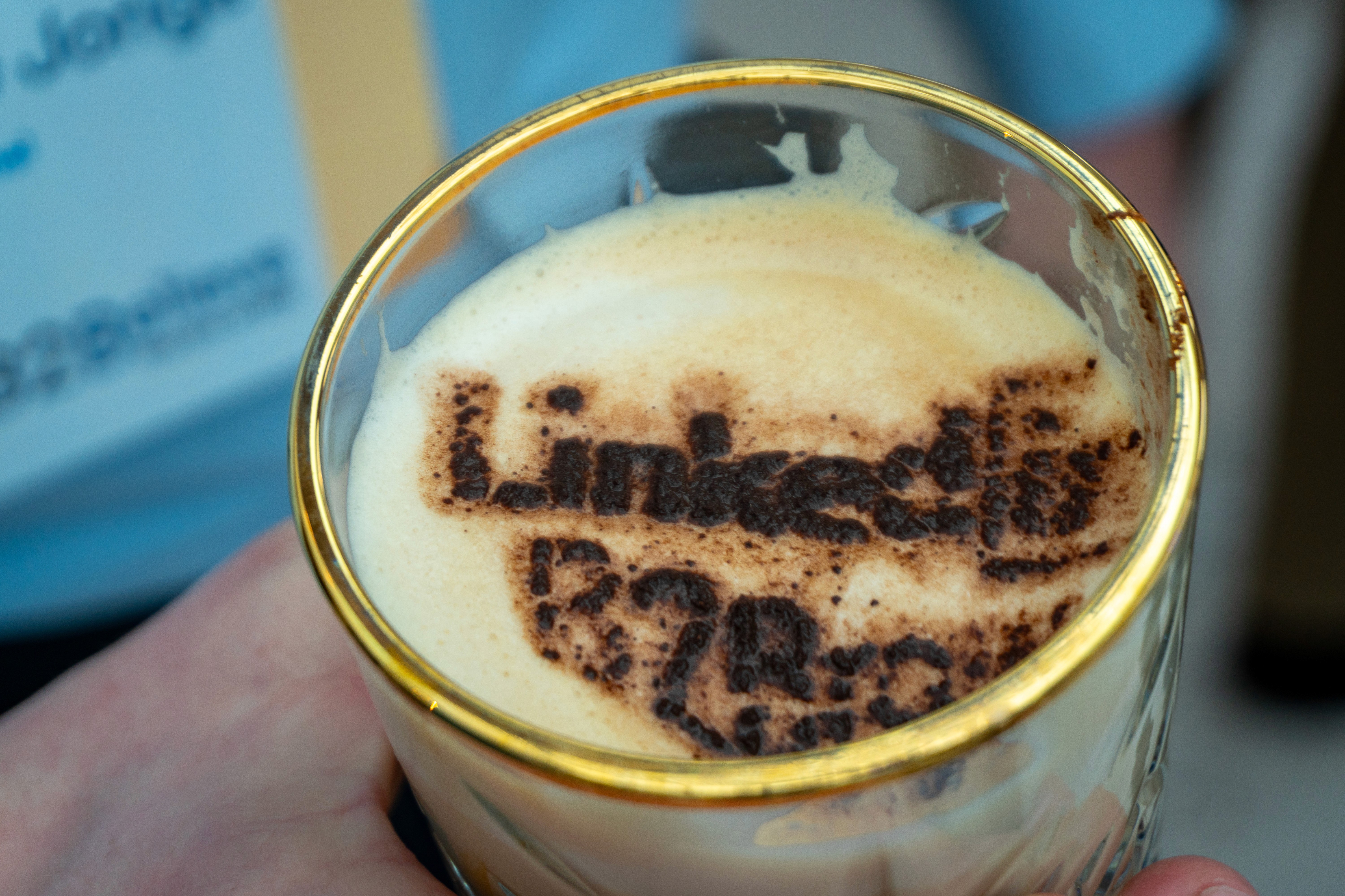 Koffie met LinkedIn B2B-branding tijdens B2Believe