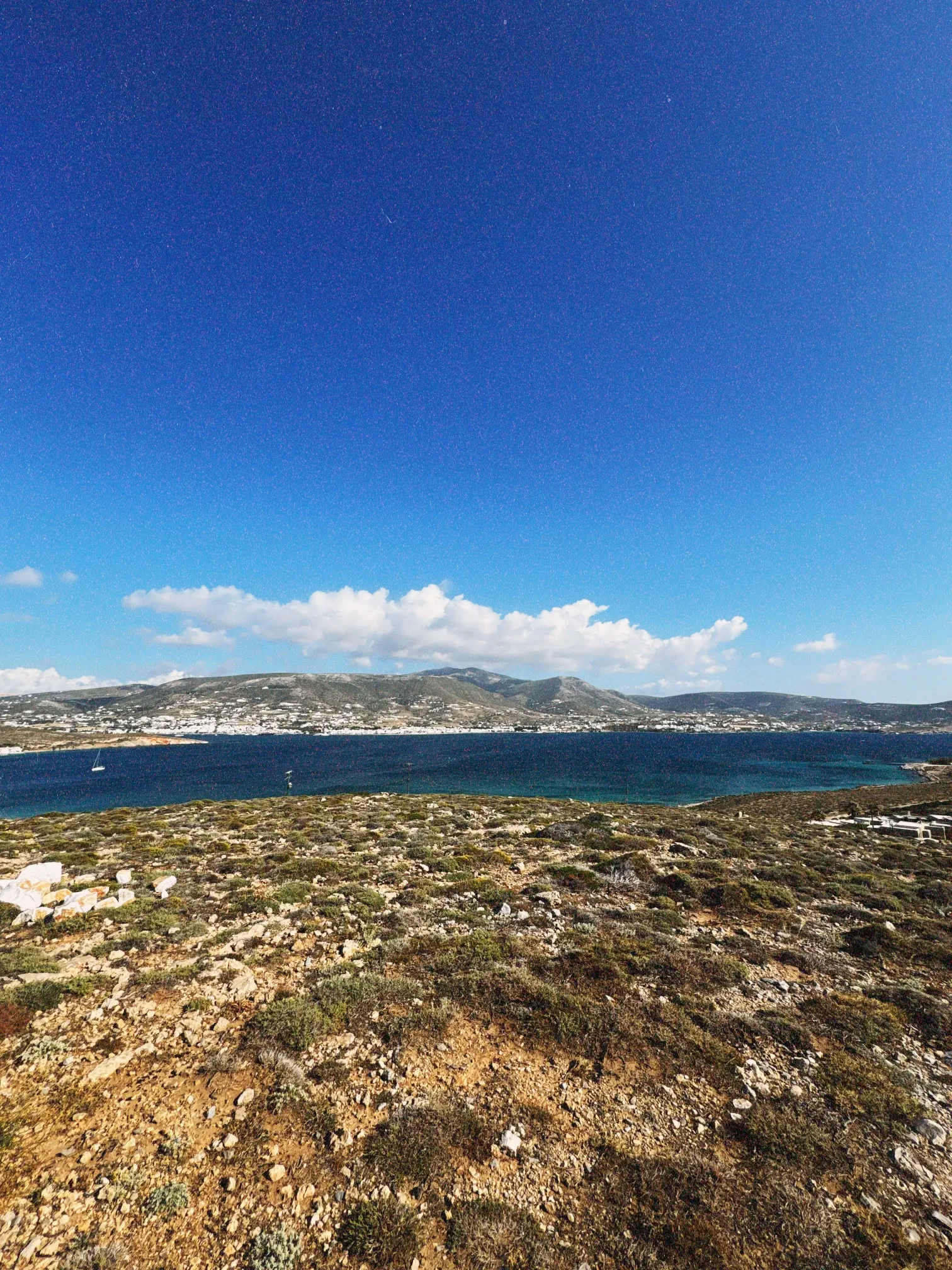 Montagne d'une île Grecque avec la mer autour