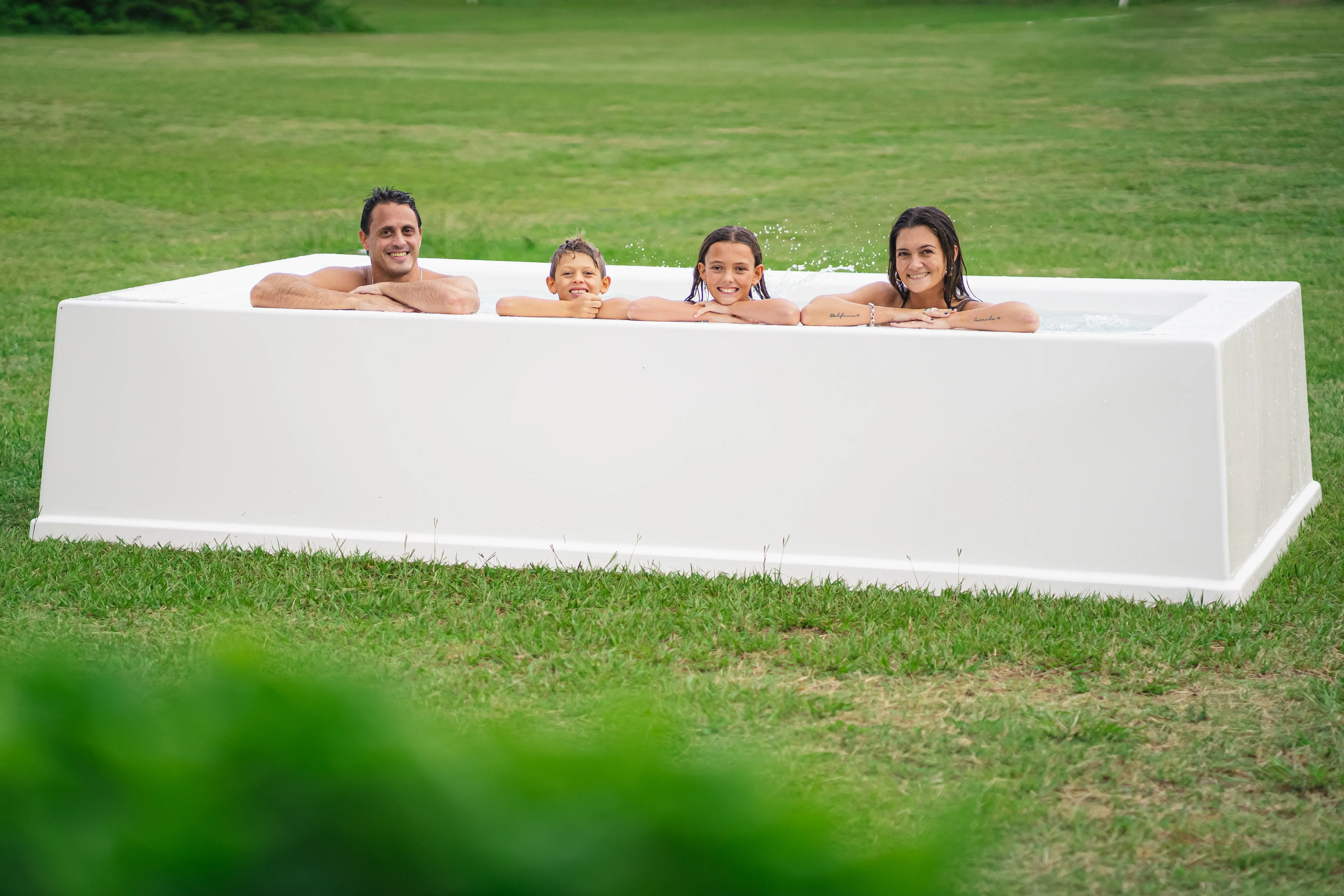 Familia disfrutando Poolbox verano