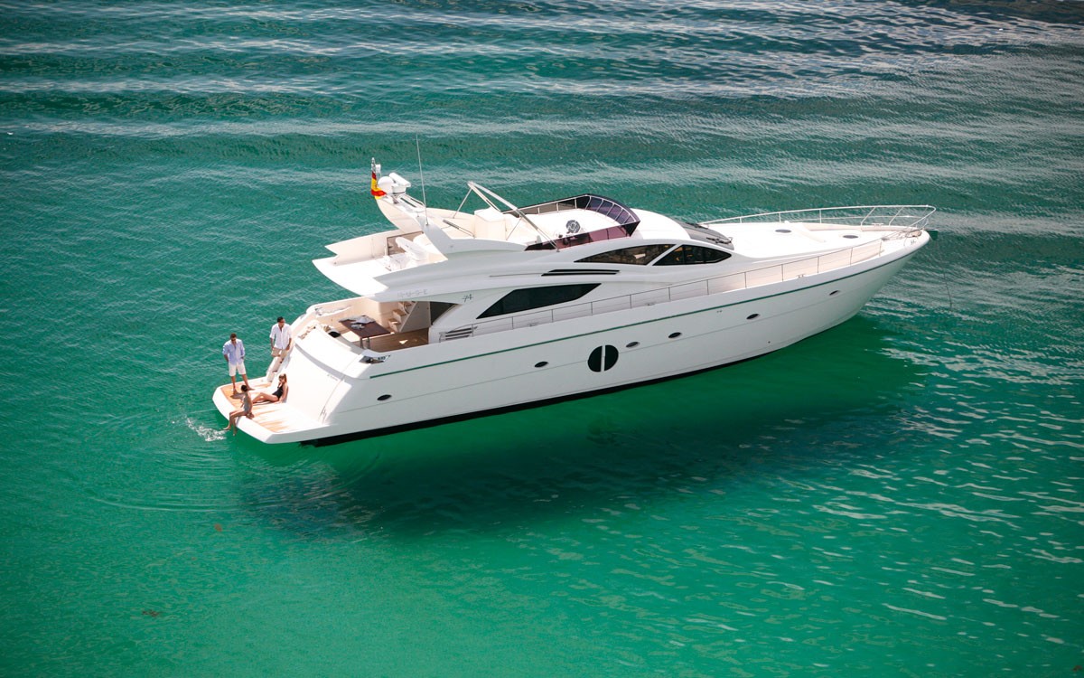 Yate Rodman en el mar