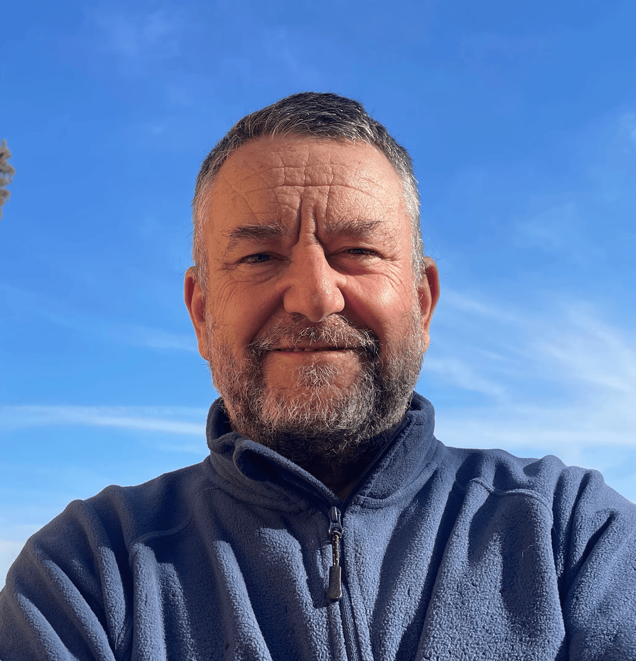 photo de Jacques-Etienne Henry qui est la'rtiste artisan d'art likistyl / photo of Jacques Etienne henry who is the artist Likistyl (@likistyl)