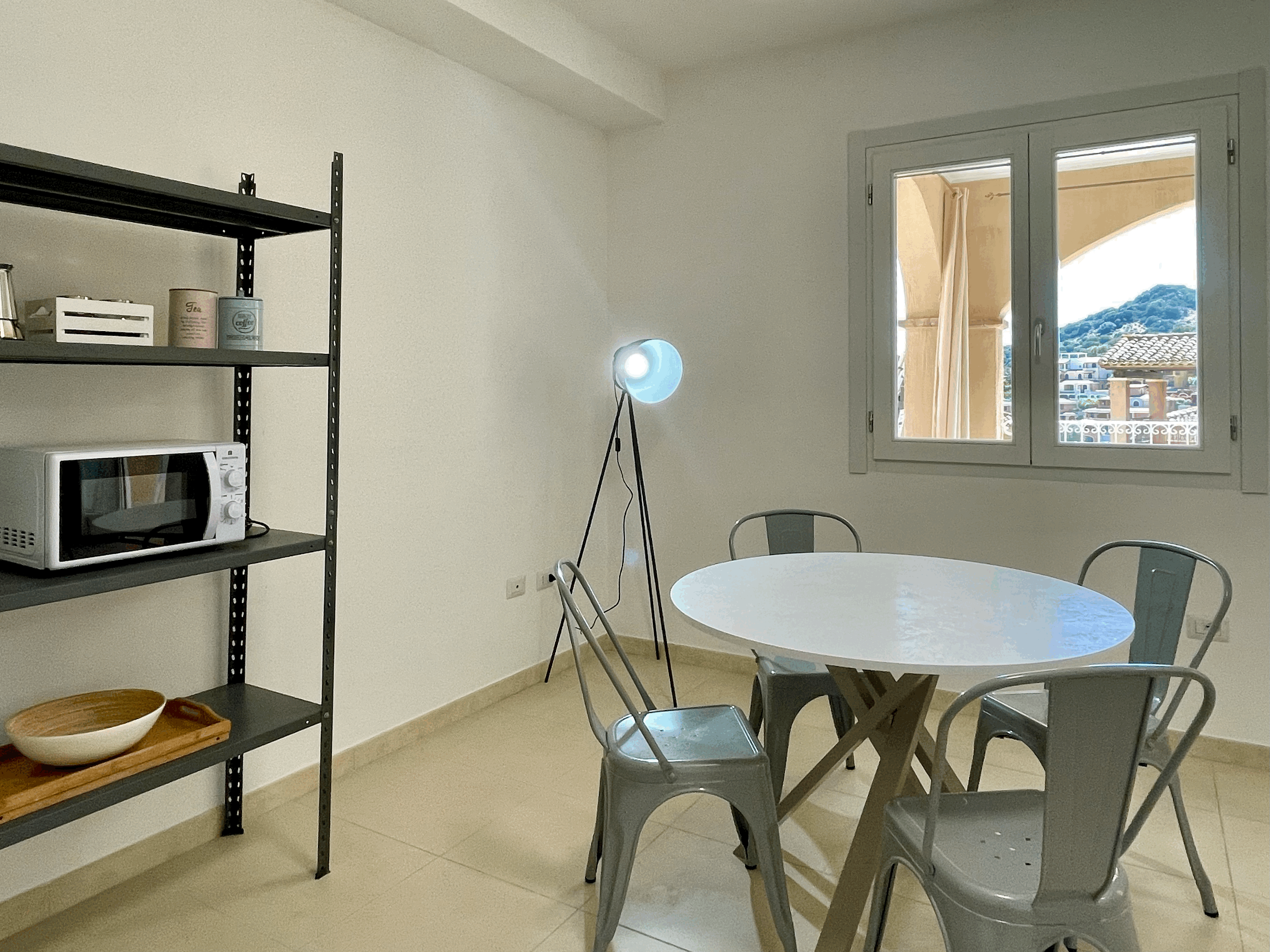 Zona giorno del Trilocale Shardana Standard con tavolo da pranzo