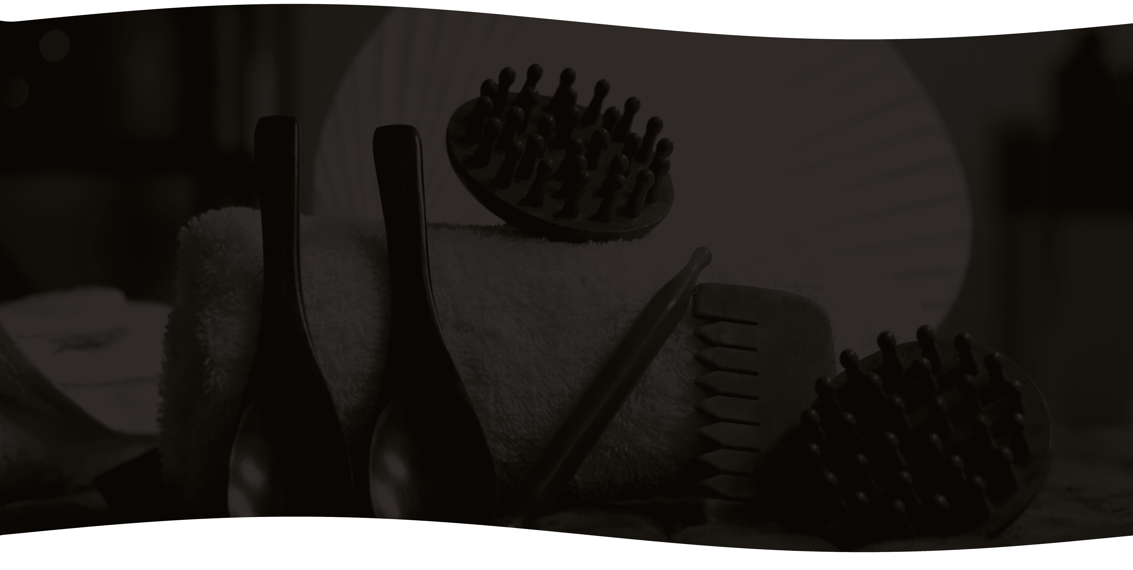 Nástroje pro head spa terapii a masáž pokožky hlavy na ručníku